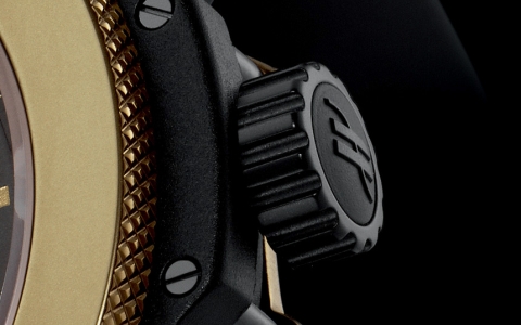 Hublot Big Bang Bullet Bang limited edition watch in Cermet (detail, crown)